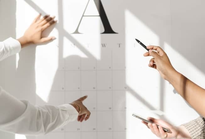 calendar-hands-min